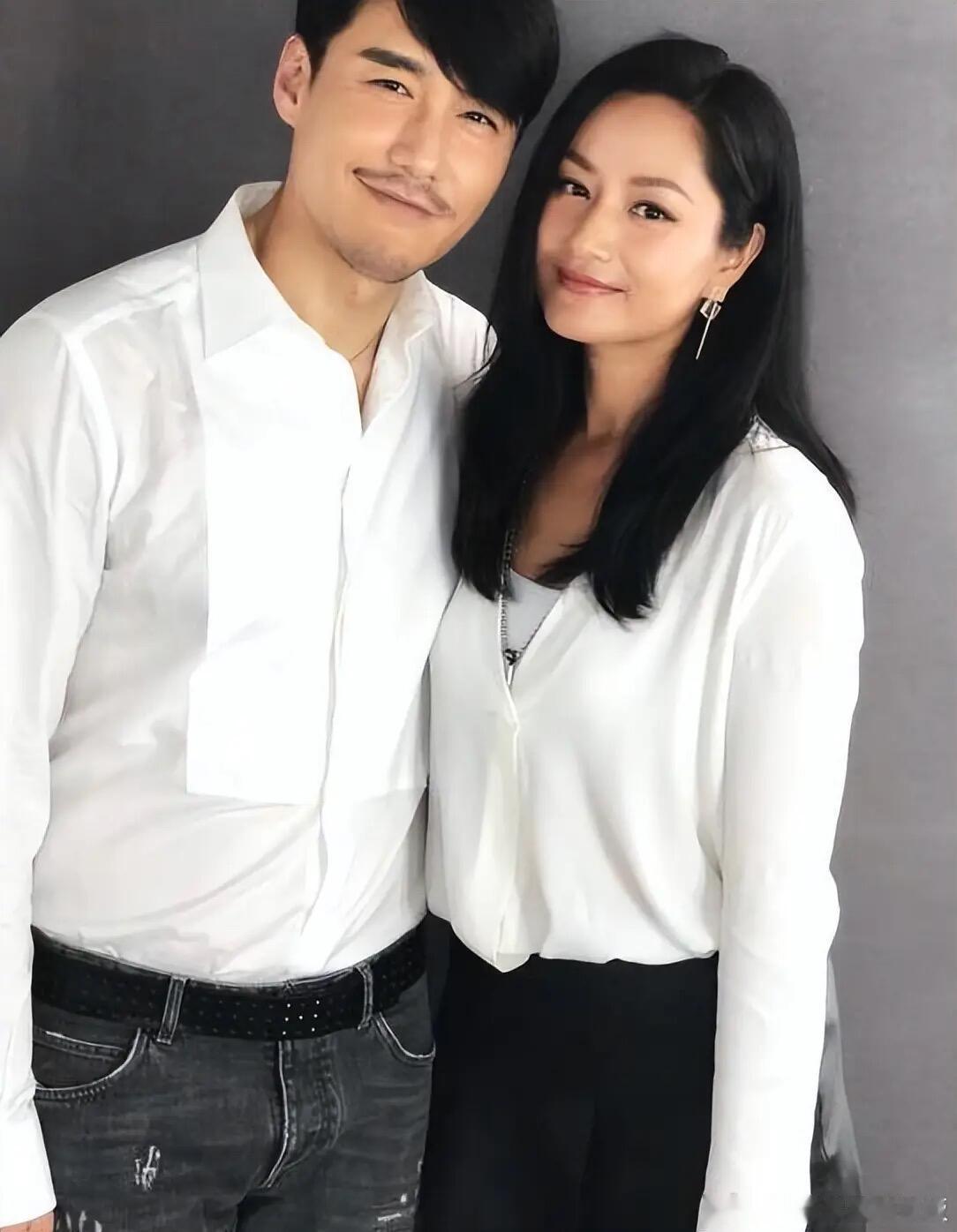 瞿颖胡兵百年修得同船渡时尚中国之夜谁被这对老牌模特老友戳中！胡兵手持银扇、瞿颖一