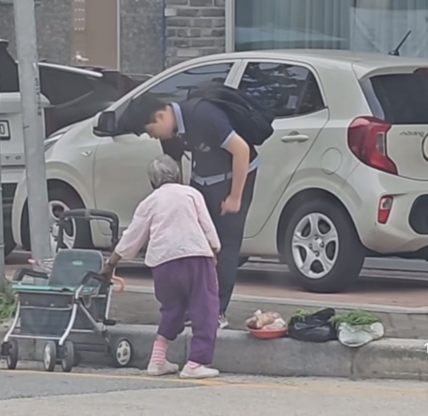【酷暑中为摆摊老奶奶掏空零花钱的韩国初中生】海外新鲜事热点现场 韩国一位初中男生