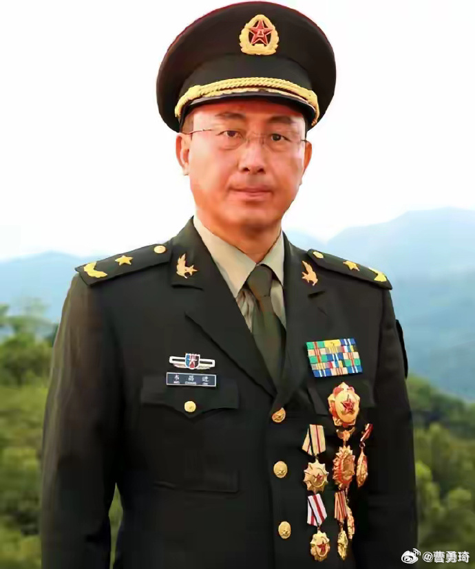 这个一等功，堪称战神！你不服不行。年仅20岁，战友全部牺牲，弹片击中左眼，穿透右
