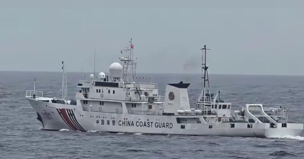 东沙爆发激烈对峙，台中舰威胁采取行动后，直接提速对着大陆海警船冲了过去，奉命撞舰