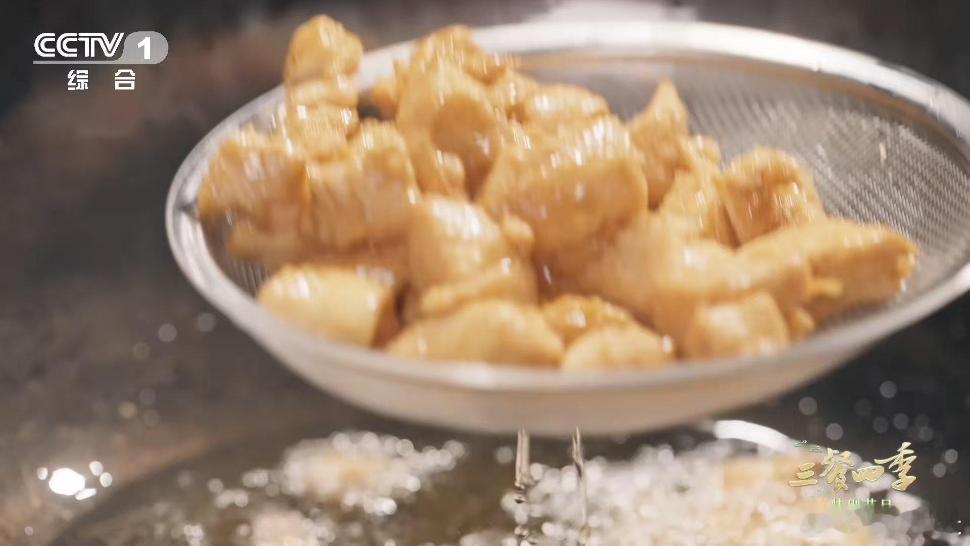 葡萄鸡丁是山东济宁的限定美食 谁还没吃过济宁葡萄鸡丁我都会伤心的！水果入菜也太会