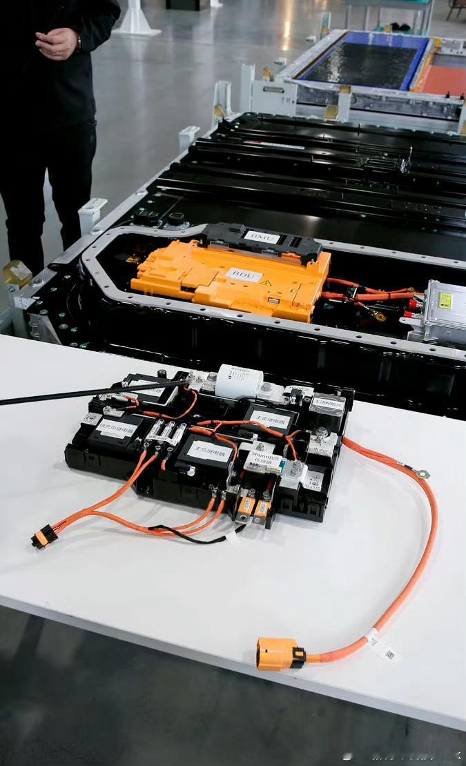 雷军直播中表示，新一代小米SU7在安全方面又做了非常多的升级。第一，应用了220