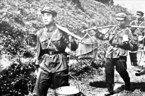 1948年，崔良元挑着一担肉包子误入敌阵。

这事儿听起来像电影剧本，却真实发生