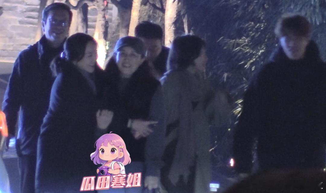 闫妮带女儿见侯鸿亮闫妮带女儿与侯鸿亮等聚餐 4月10日，一段闫妮深夜带女儿邹元清