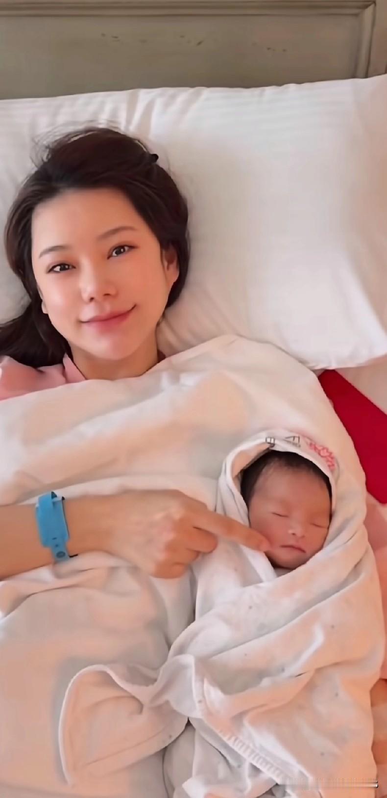 刚刚刷到喜讯，恭喜恭喜！🎉小宝贝侧脸简直汪小菲本菲，这大眼睛高鼻梁的，妥妥的小