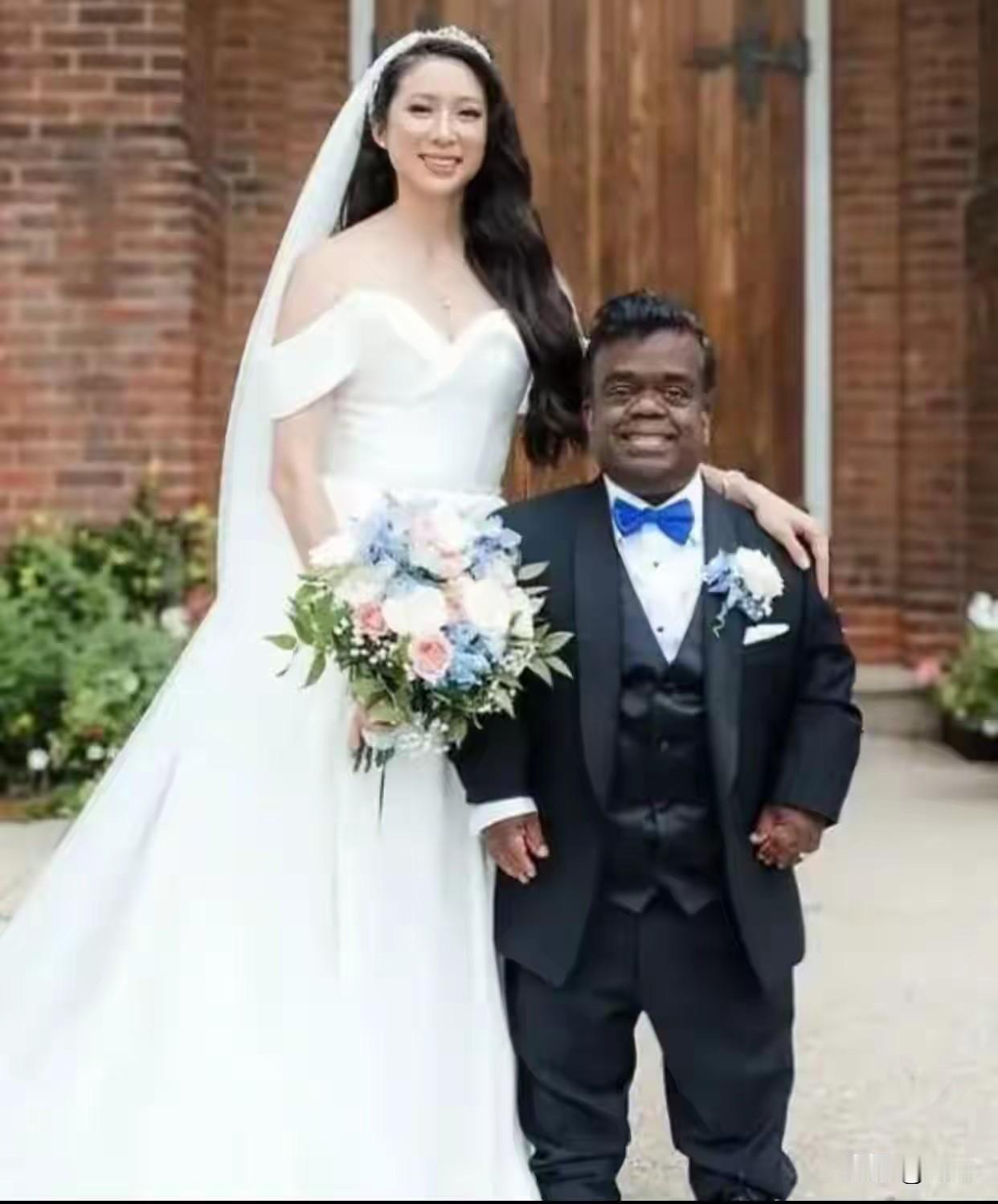 1米6几的印度籍华人嫁给1米2几的印度人，这么漂亮的女子嫁给比自己矮那么多的人，