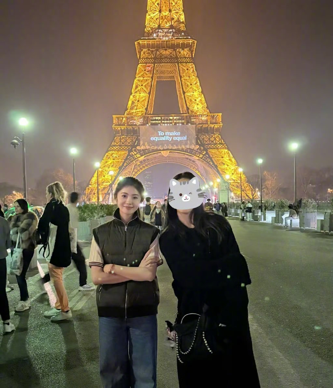 网友巴黎铁塔偶遇刘浩存 跟路人在巴黎铁塔下合影夜游巴黎铁塔偶遇刘浩存也太幸运了吧