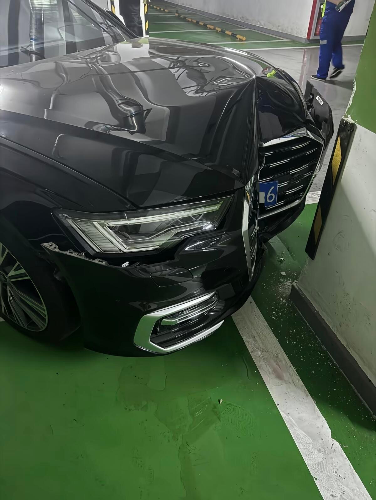 看起来不严重，实际上修好也是大事故车了。 