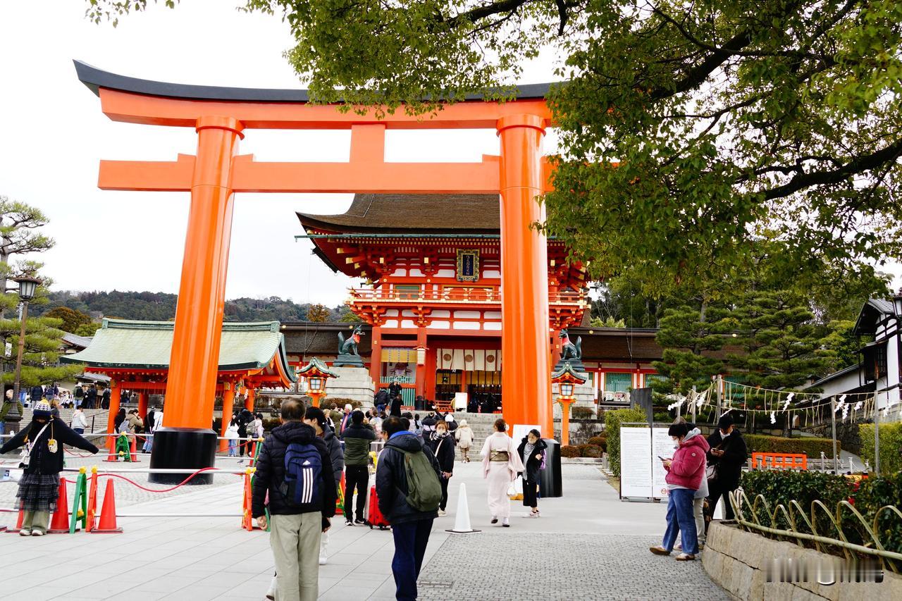 京都的“伏见稻荷大社”是一个惊艳四座的神社。
无数个鸟居排列到山顶，又盘旋到山下