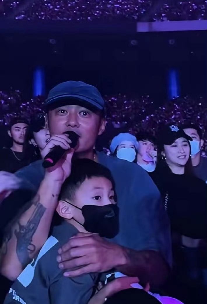 余文乐咋黑成这样披荆斩棘直播 谁看披哥直播第一眼就发出灵魂疑问！余文乐晒得黝黑发