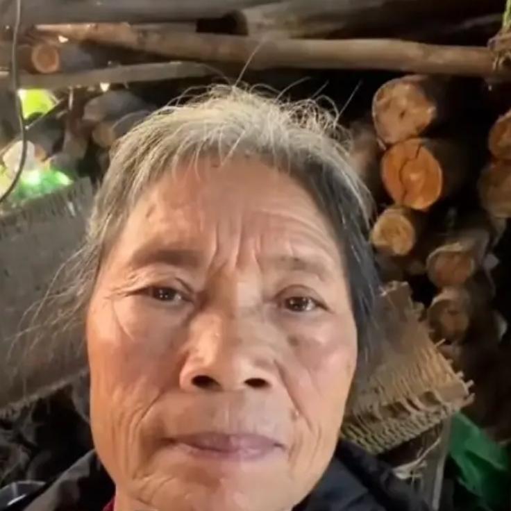 3月14日，四川宜宾的王女士摸着院角那堆早已褪色的柴，声音哽咽。这堆柴，是儿子8