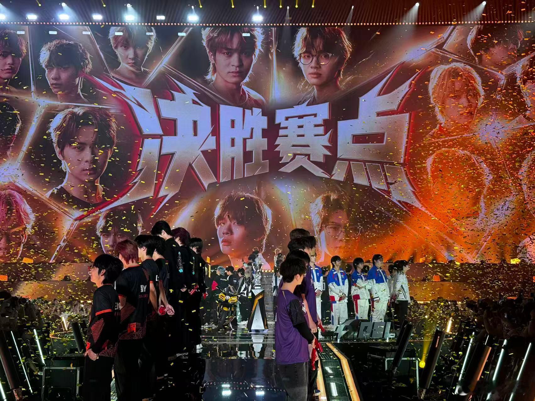 见证PEL第十八冠PEL夏决开场即王炸共同见证PEL第十八冠的诞生，开场对局直接