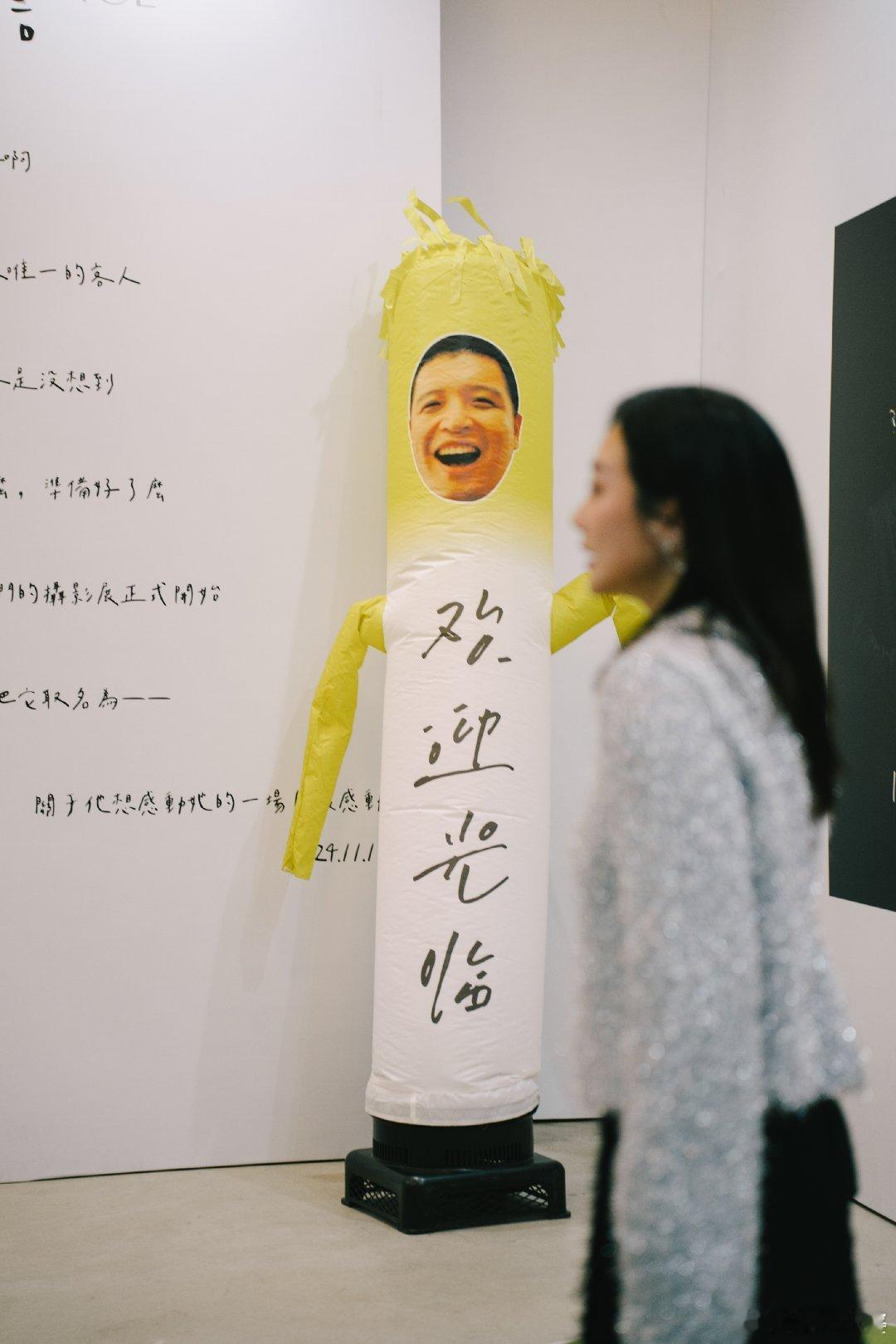 谁还没反复刷这组求婚图啊！单膝跪地、全场起哄，还有那个搞怪小立牌，又甜又可爱！李