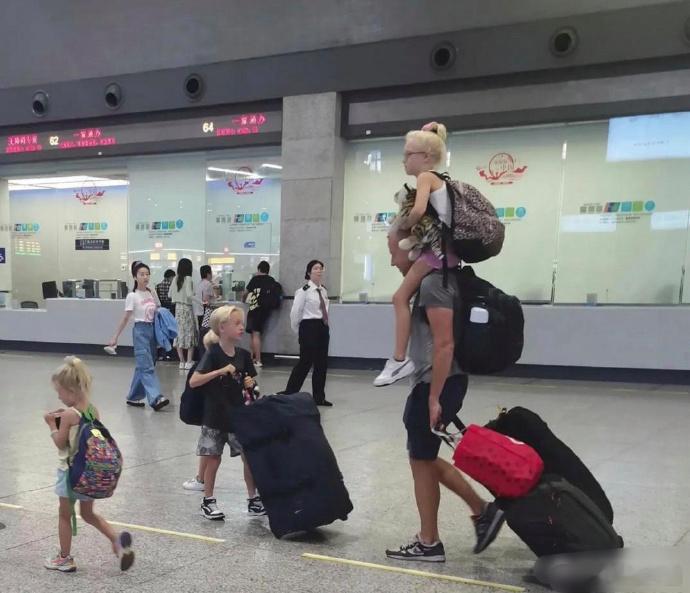 这是网红英国夫妇，卖掉房子来中国旅行，已经一个多月了，看看人家怎么带孩子的！ ​