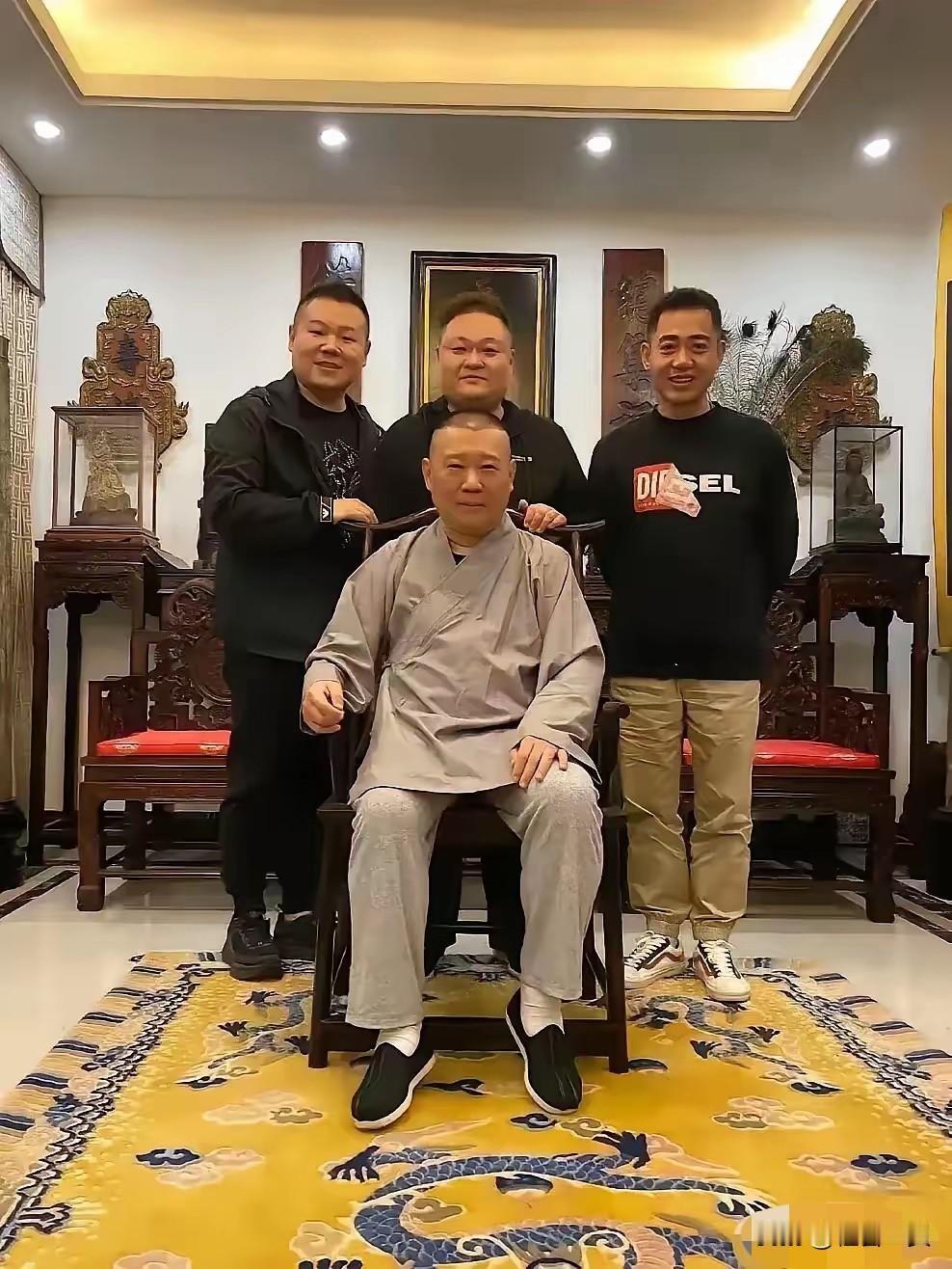 郭德纲迟早出事，因为他太不低调了。前两年郭德纲和徒弟合影，他坐在太师椅上，下面铺