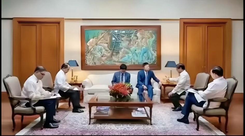 仁爱礁海域爆发冲突，菲方小艇蓄意主动冲撞、袭击我方海警人员。就在冲突发生当日，菲