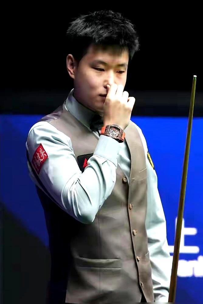 刚拿下大师赛冠军，卫冕冠军凯伦·威尔逊，转头连球员锦标赛的门都进不去。
 
别看