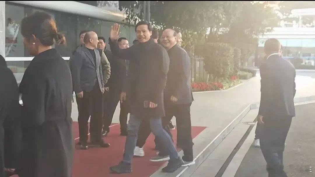 雷总亲自前往宁德时代总部进行拜访宁王董事长曾毓群亲自接待雷总：宁王，2025 年