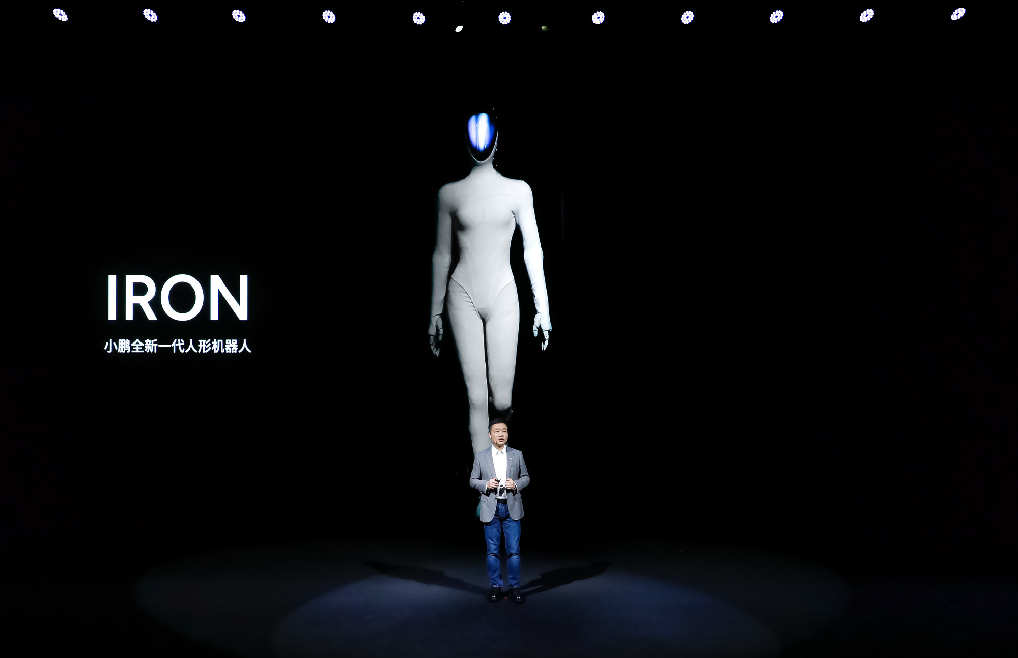 想起大师兄说过，“未来的汽车就是四个轮子的机器人”。想必这也是小鹏坚持深耕VLA