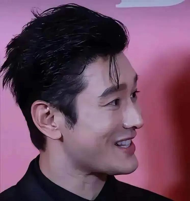 大家心目中的他的样子和实际中他的样子相差太远，你们能接受吗？#男星魅力探讨#