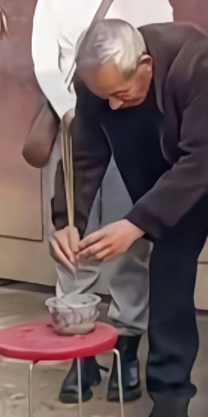 泪酸！98岁的老父亲去世，7的老父亲去世，76岁的儿子找不到人帮忙，直接不请客，