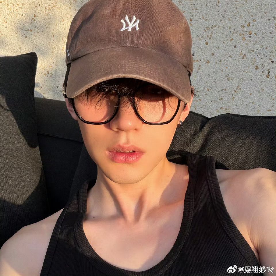 周翊然晒欧洲游客照翊然好好休息……周翊然