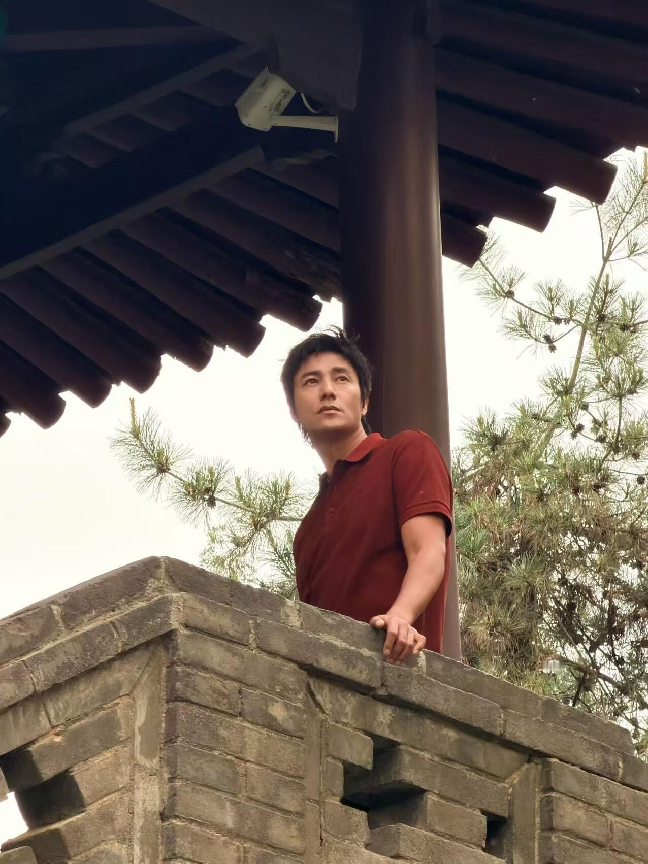 陈坤50岁生图状态陈坤这脸是吃了防腐剂吧陈坤在小雁塔的路透！！这身红衣和古建筑的