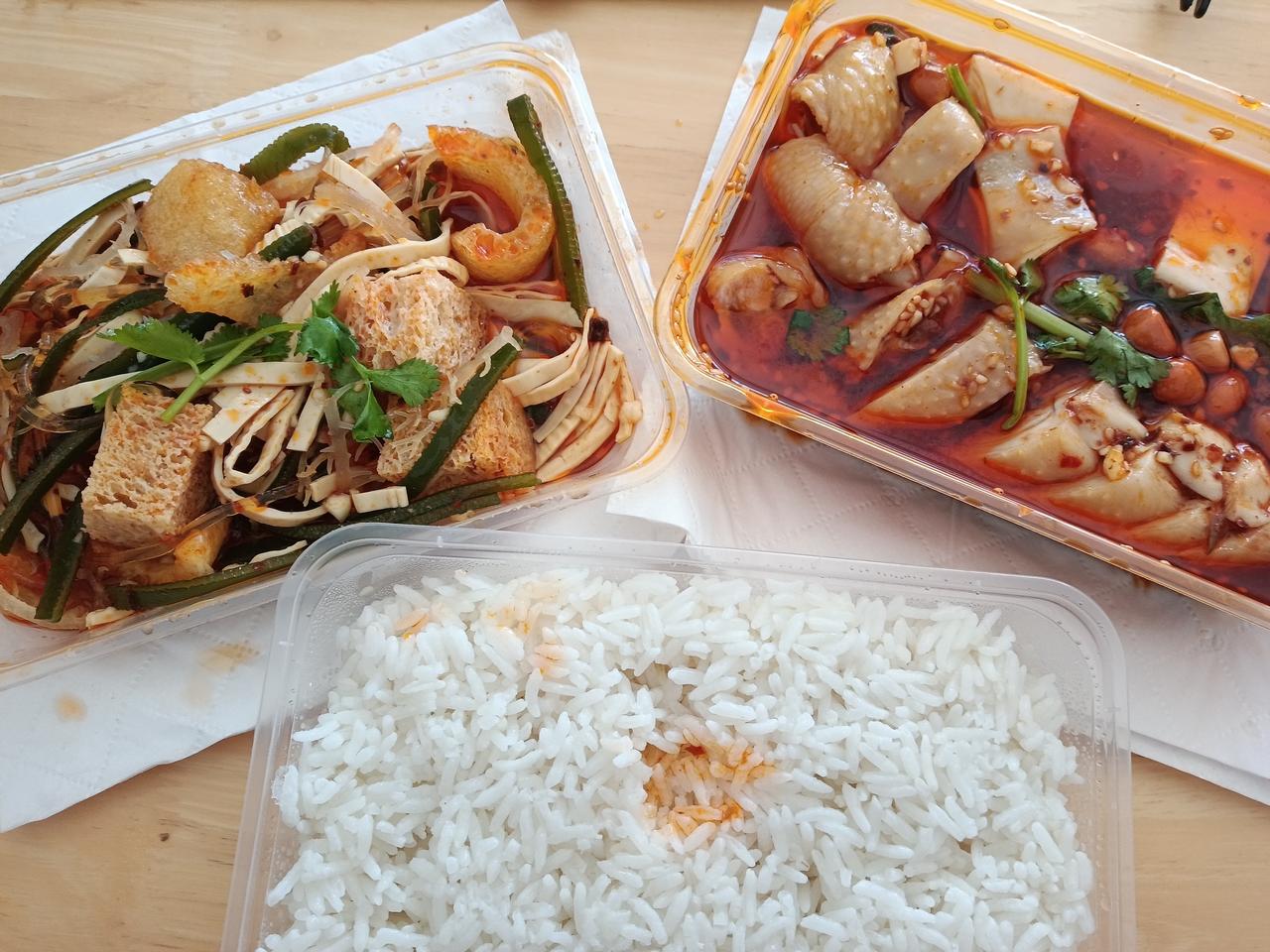 今天这顿外卖直接给我香迷糊了！打开餐盒的瞬间，红油的香味就钻鼻子里了。

左边的