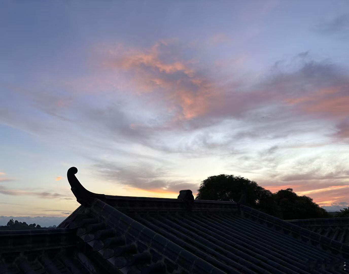清晨的天空是大自然的调色盘，每一抹色彩都让人心醉！🌅南宁武鸣杨李村晨拍，感受这