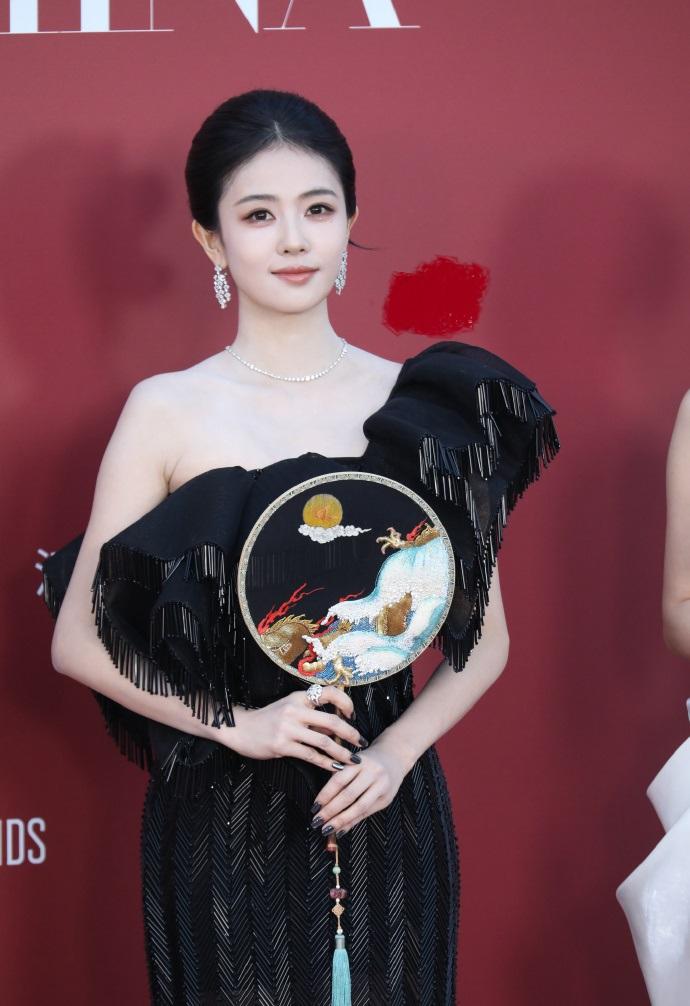 今天白鹿在走红毯的时候穿了一件黑色的裙子，展现出了高雅迷人的魅力，确实是特别的美