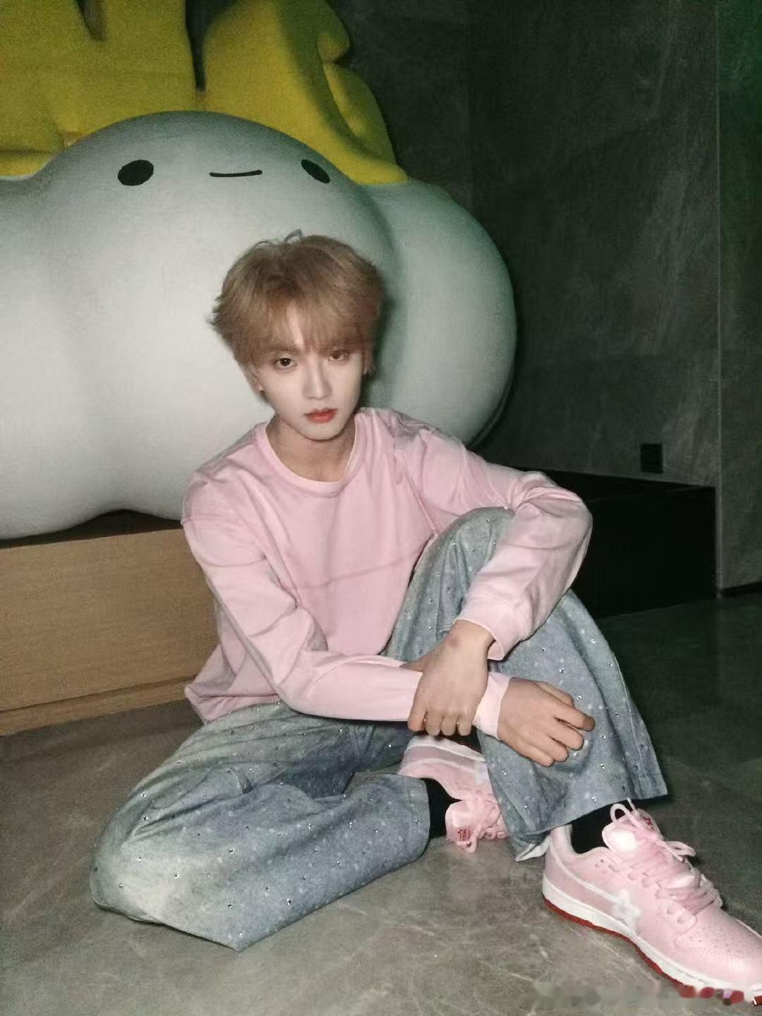 穆祉丞和云朵合影 ​​​粉发太权威了！这个穆祉丞帅的好超过～ ​​​