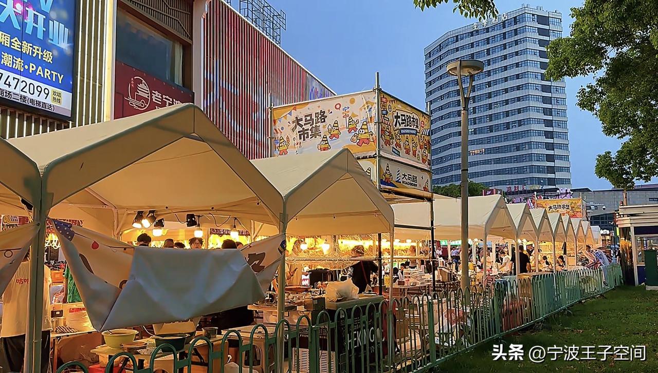 宁波又一个新晋夜市——星海德广场
一到晚上，整条街全是热气腾腾的街头美味
爆汁海