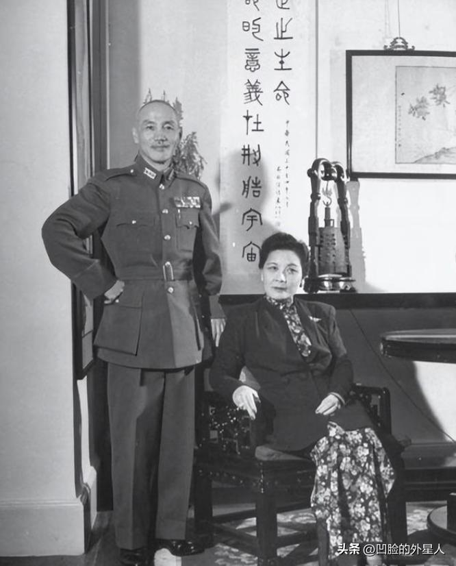 1949年初，蒋介石得知傅作义起义已成定局，这时他为了减少损失决定派飞机到北平接
