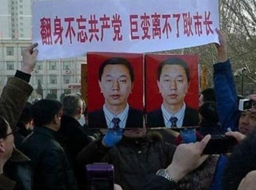 肯定是贪了钱！”1996年，耿彦波投资5000万修缮大院，被百姓称为大贪官，遭唾