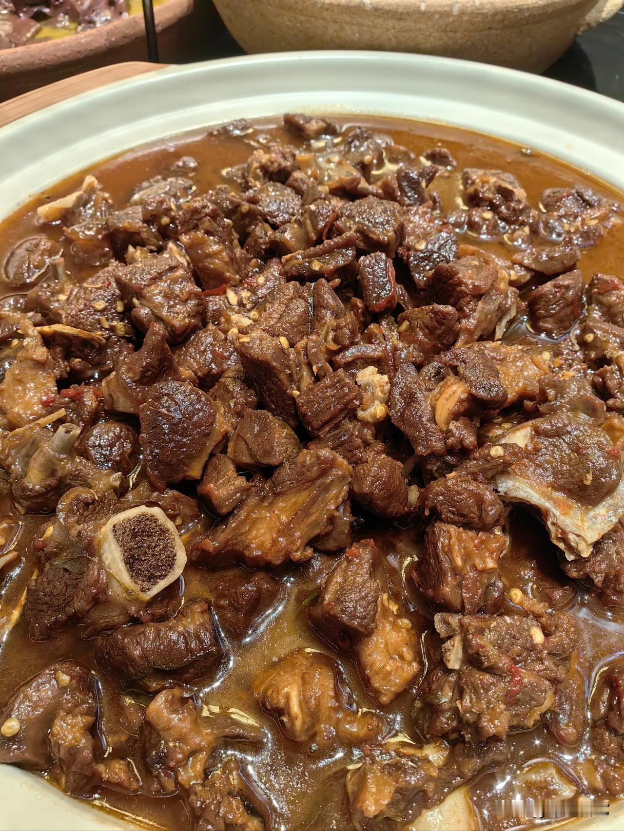 拒绝吃狗肉，守护文明底线
有人声称“我不吃狗肉，但也不反对别人吃”，甚至炫耀刚吃