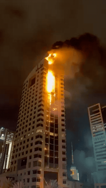 伊朗把科威特社保大楼炸了：楼顶掉下不明着火物体！3月7日晚的视频显示，伊朗无人机