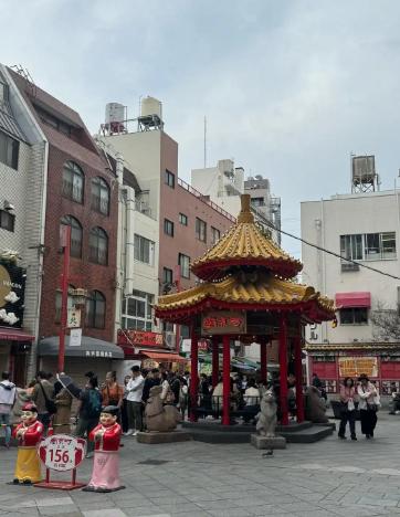 现在日本定居的中国人已经超过90万，是当地最大的外籍群体，表面看很多人过着悠闲日