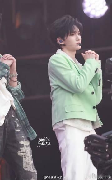 余宇涵新音舞台生图 无论何时，余宇涵总能在舞台上带来不一样的体验，他的生图就如同