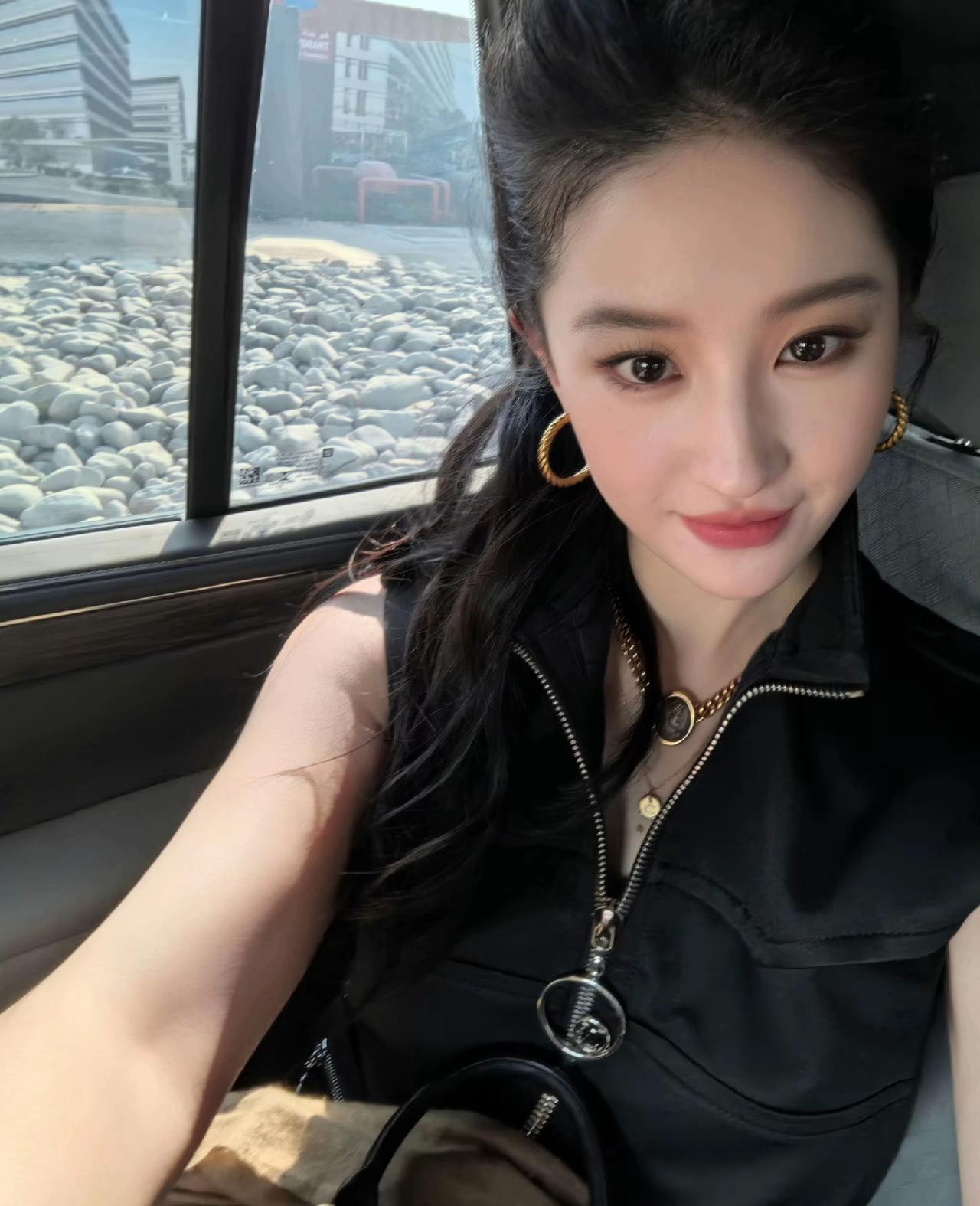 刘亦菲好自律，因为之前红毯造型被吐槽肩宽体壮，有点胖了，刘亦菲活动过后立马就把减