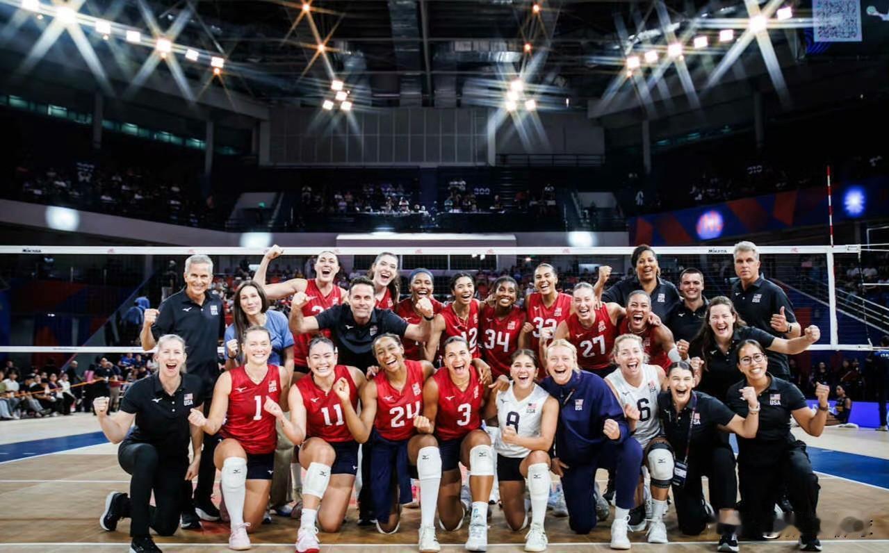 📊 美国女排已完成VNL两周比赛，战绩7胜1负。她们在第二周实现了4连胜且仅丢