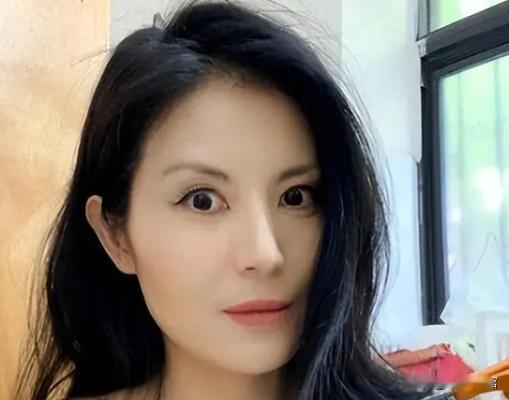 我痛恨自己长了一张中国脸！”2018年，美国华裔女记者上蹿下跳，抹黑中国，但在不
