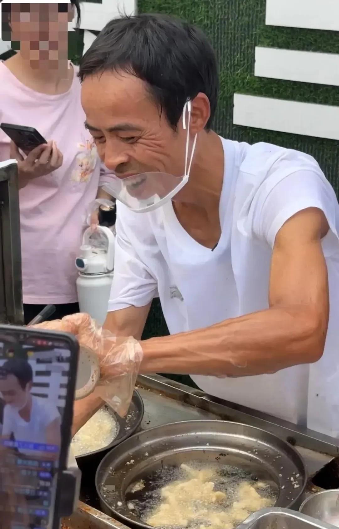 网上营销套路多，我忍了
商家涨价还敷衍，我也忍了
但刷到景德镇这鸡排摊，我瞬间惊