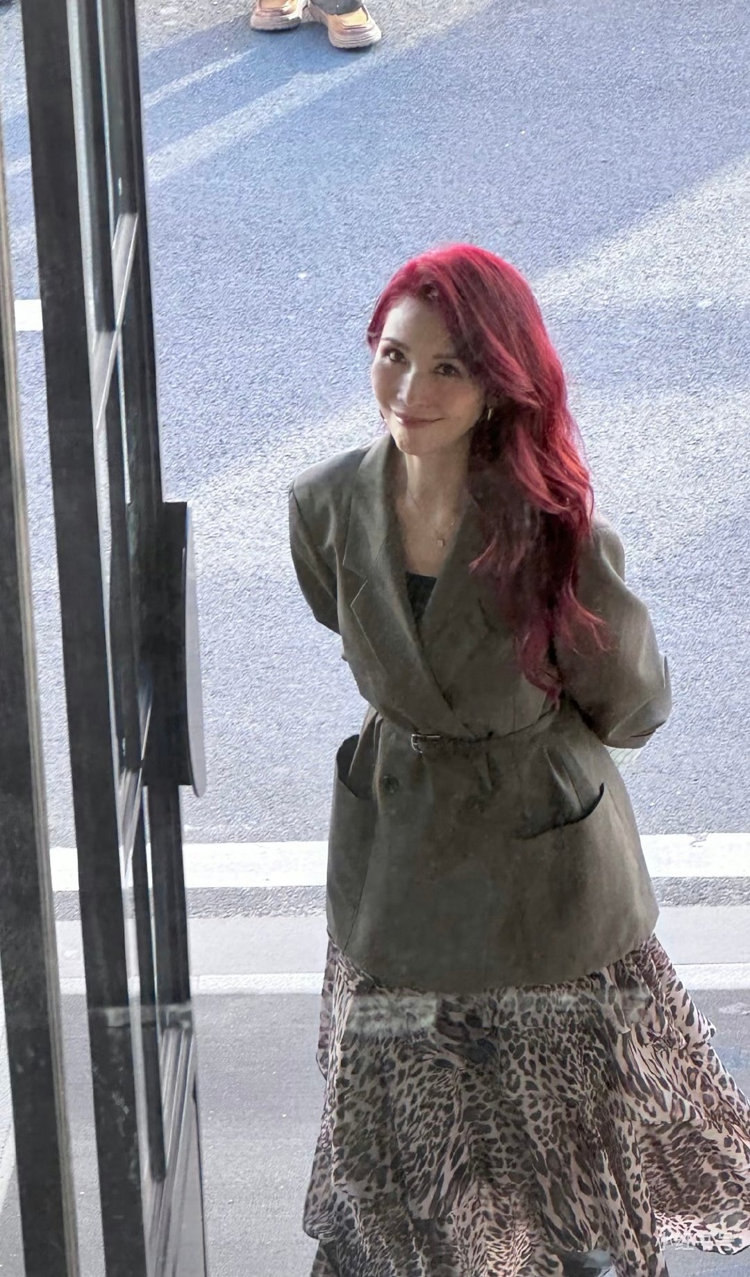 蔡少芬一秒捕捉路人镜头 蔡少芬红发 路人偶遇，刚打开镜头就被娘娘一秒捕捉到了，她