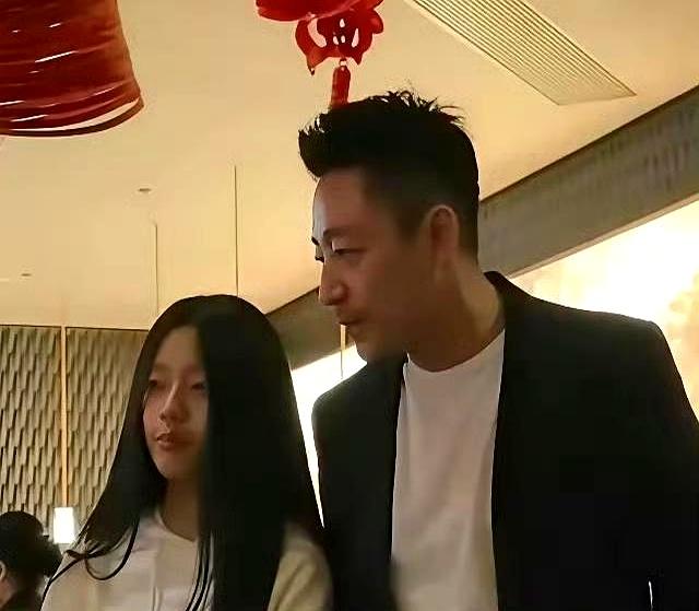 小玥儿这张正脸照一出来，评论区直接炸了锅。
长发披着看着挺文静，可那双眼睛一抬，