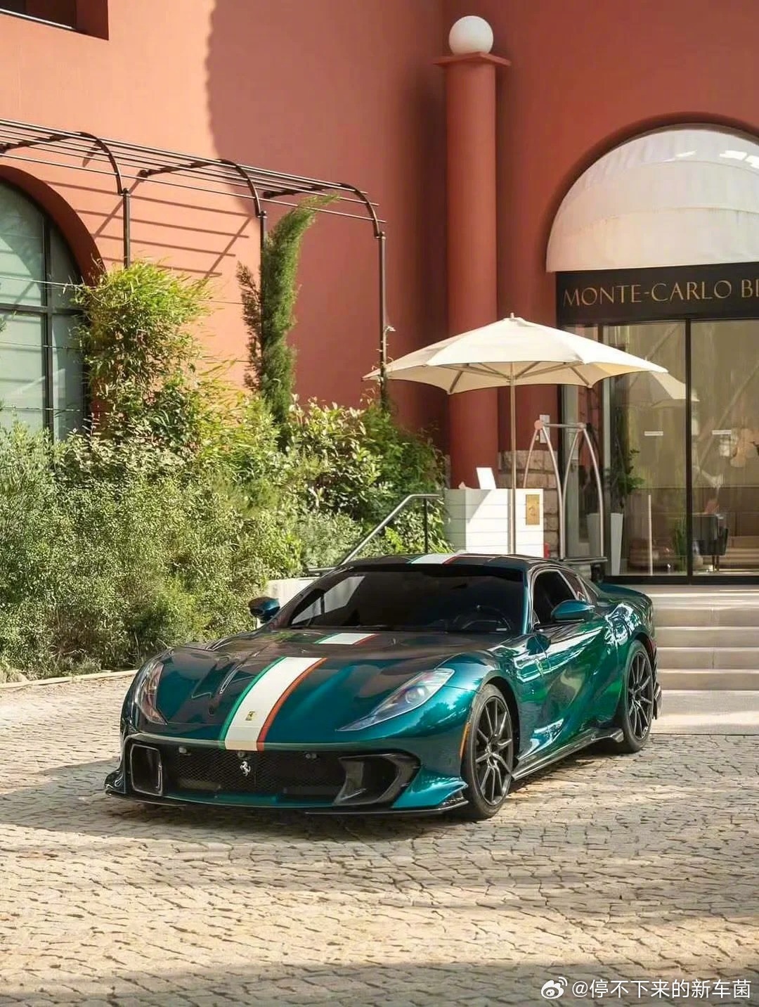 Ferrari 812 Competizione，非常意式的配色 ​​​