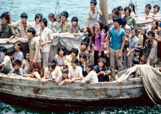 1975年后，20万越南难民逃进香港，香港全部接收了，给了他们香港身份，听说他们