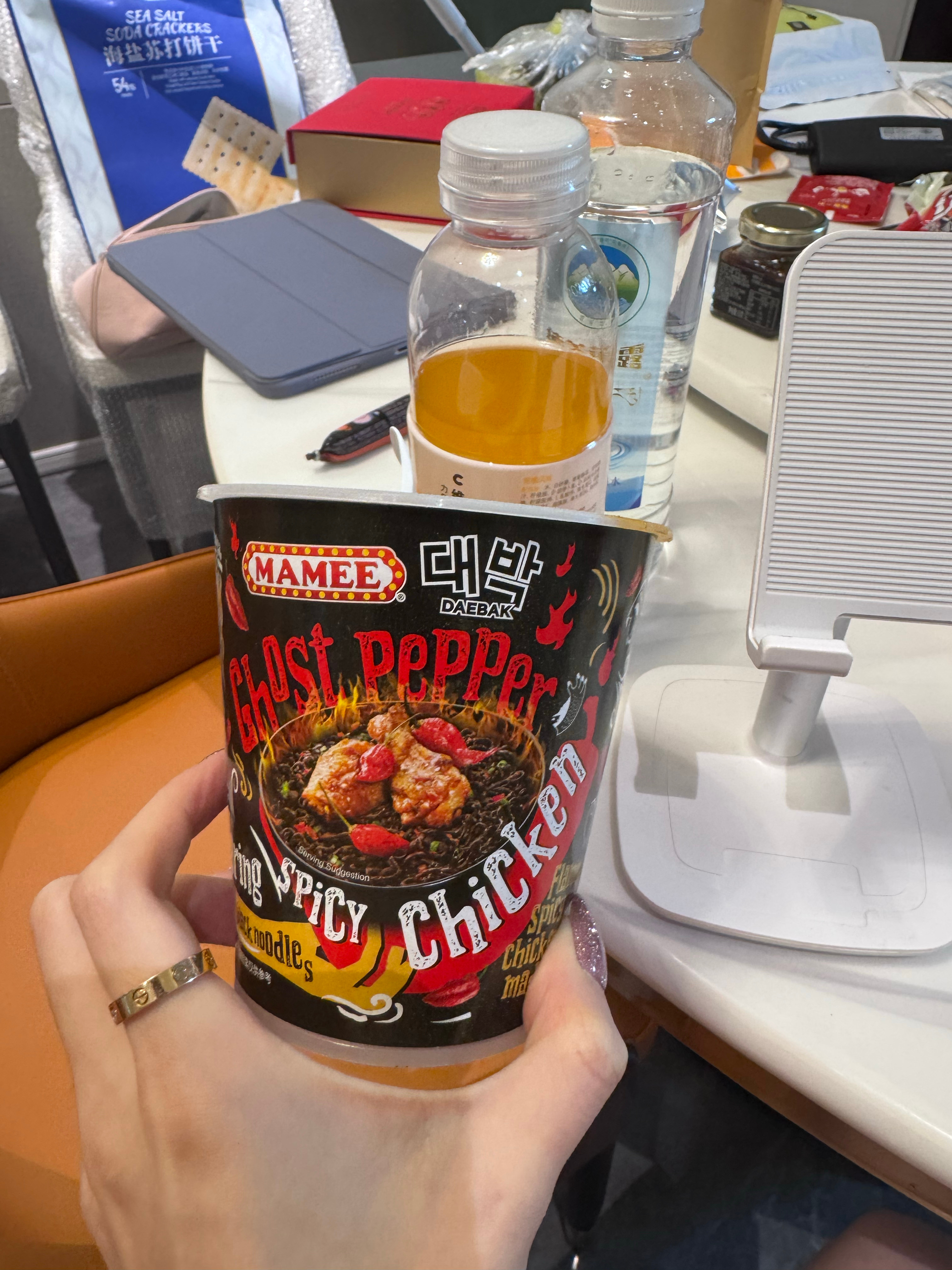 头要辣歪了，到底谁能吃完一盒啊 