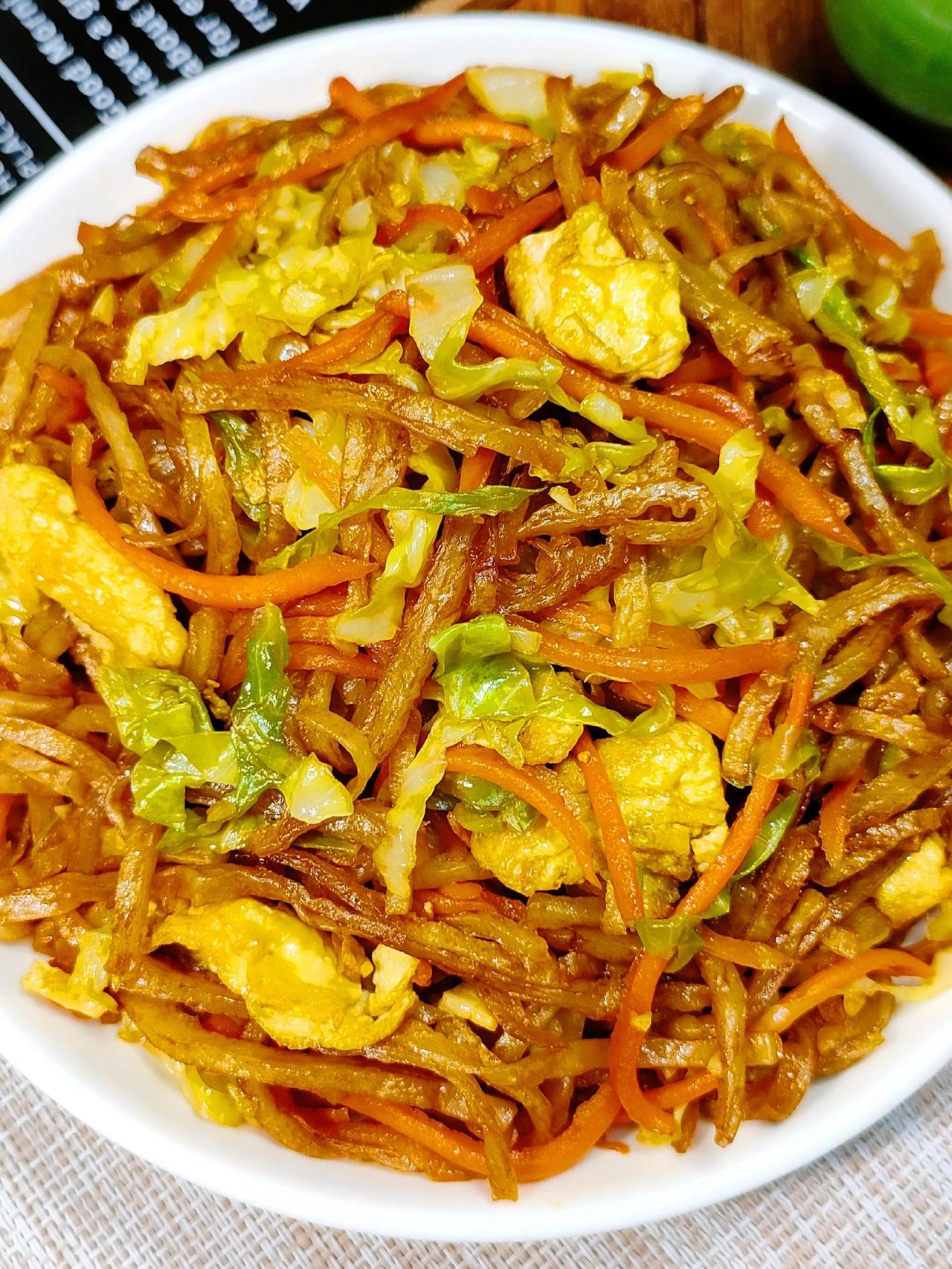 家常炒饼丝也太香了吧，完爆路边摊
这个素炒饼丝真是从小吃到大，做法超简单十分钟搞