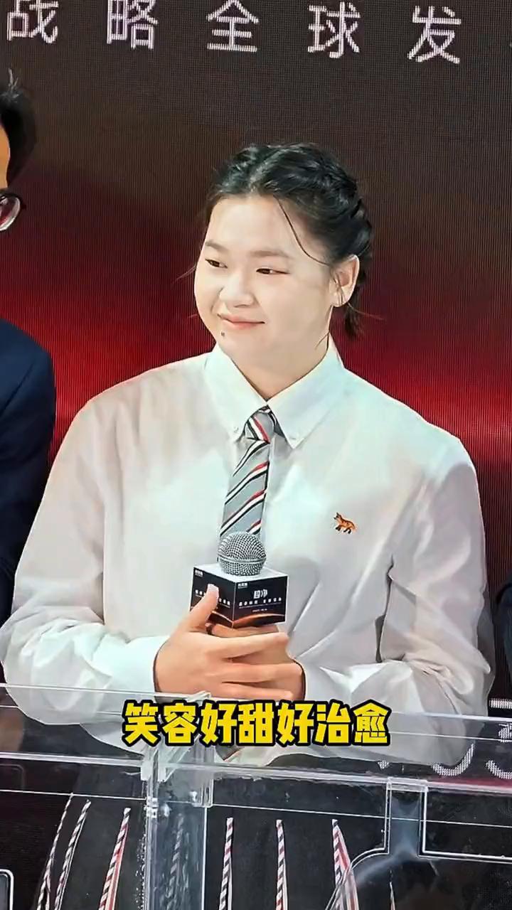 全红蝉出席活动，现场人气火爆，被粉丝围堵寸步难行。
新造型好可爱，笑容好甜好治愈
