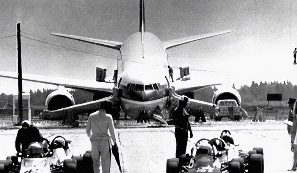 1982年7月30日，一架外宾乘坐的专机从上海飞往北京，不料途中遭遇劫匪想要叛逃